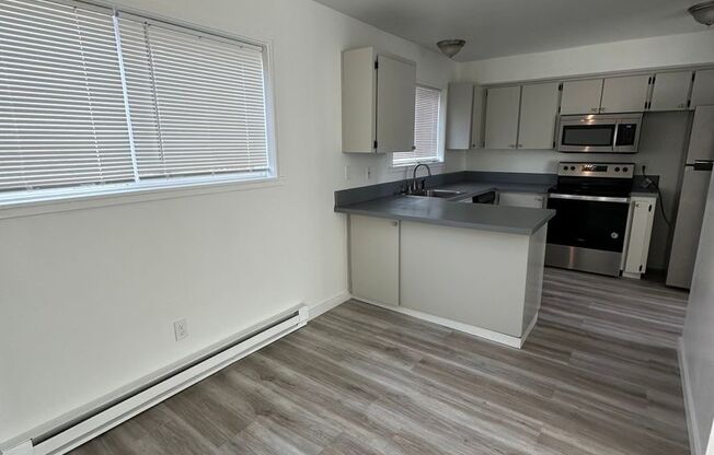 2 beds, 1 bath, 900 sqft, $1,395, Unit 37