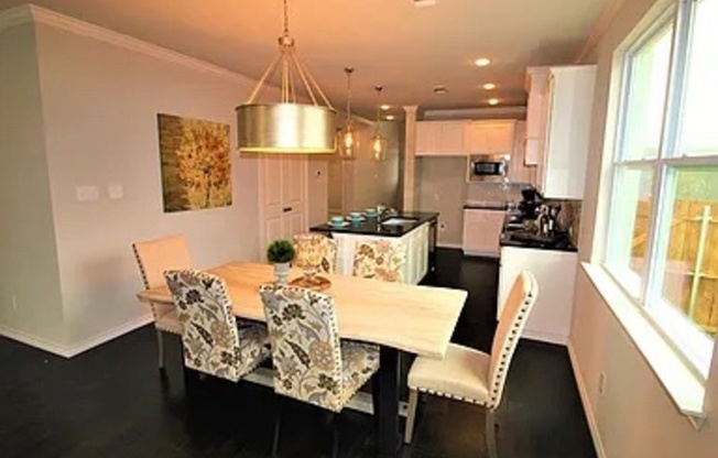 2409 W ROBERT ST