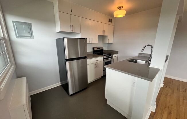 1 bed, 1 bath, 609 sqft, $1,450, Unit 422