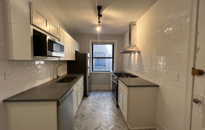 3 beds, 1 bath, 825 sqft, $3,595, Unit 2121-27-1A