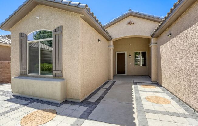 Gorgeous 3-Bedroom Home in Golf Course Community