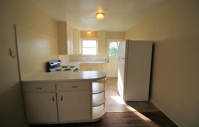 Cottage Style 1/1 Duplex Near Downtown New Braunfels / Interior Washer & Dryer Connections / NBISD
