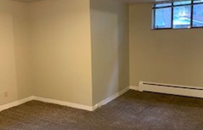 2 beds, 1 bath, $1,800, Unit 686