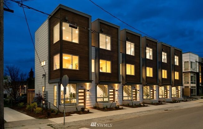 Beacon Hill Living: Contemporary Townhome with Rooftop Views