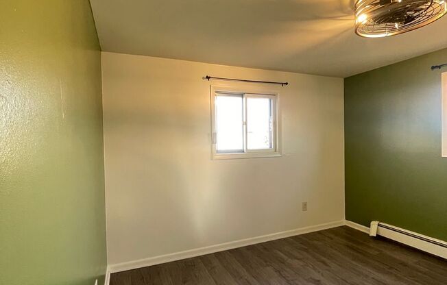 2 beds, 1 bath, $1,100, Unit 06