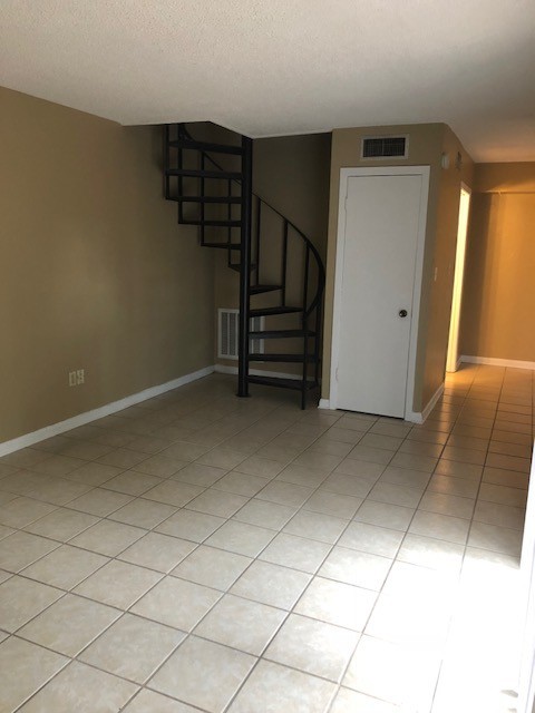 2 beds, 1.5 baths, 950 sqft, $900, Unit 3