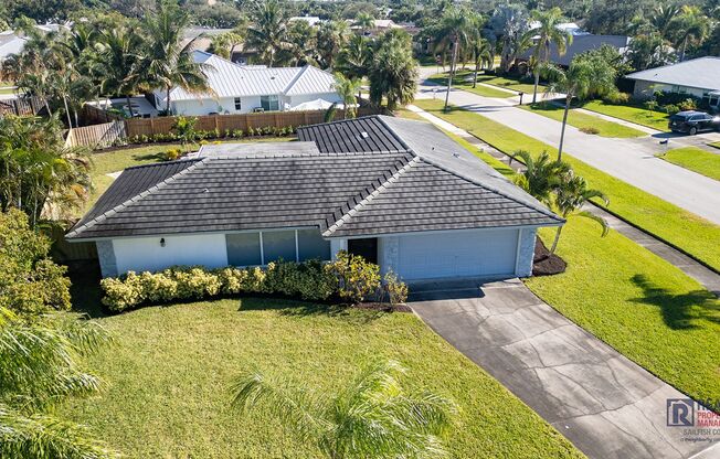 Beautifully renovated Tequesta POOL home 3/2/2