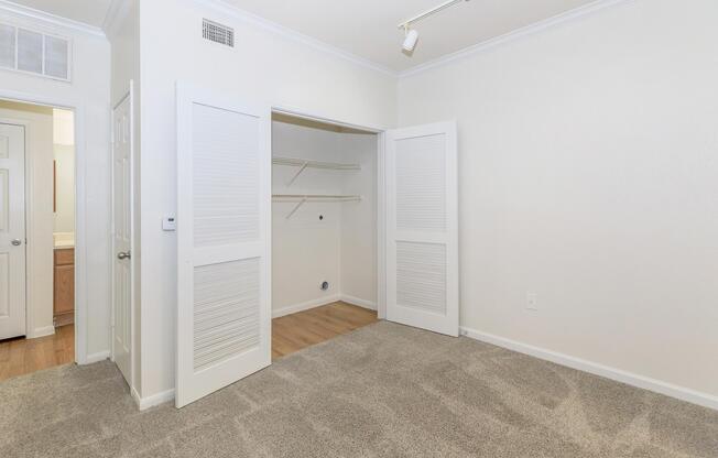 1 bed, 1 bath, 727 sqft, $989