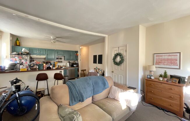 2 beds, 1 bath, $1,795, Unit Unit 3