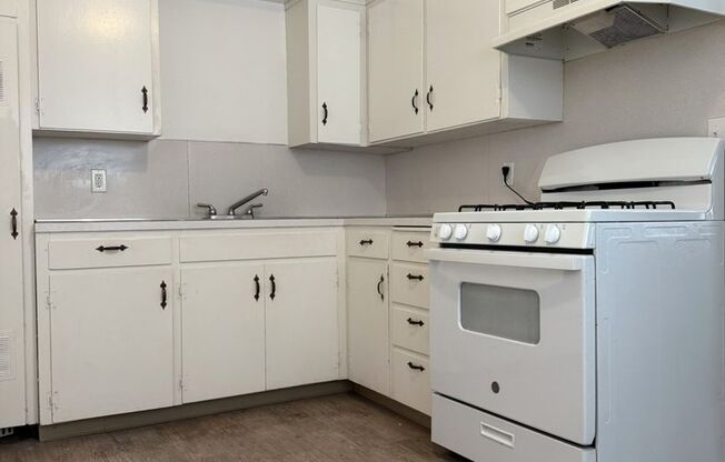 2 beds, 1 bath, $1,175, Unit 745 W Santa Fe Ave