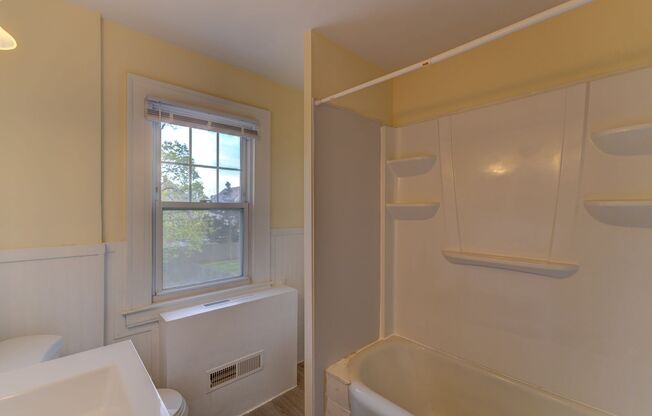 3 beds, 1 bath, 1,011 sqft, $2,100, Unit 28 Lester St - #2