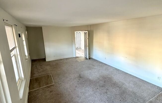 2 beds, 1 bath, 700 sqft, $1,150, Unit 606 West - 05