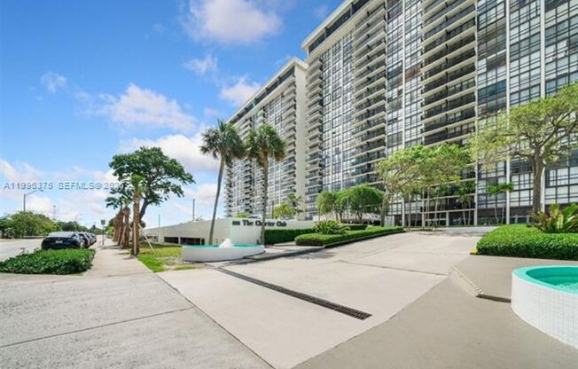 2 beds, 2 baths, 990 sqft, $4,000, Unit 600 NE 36th St # 1414
