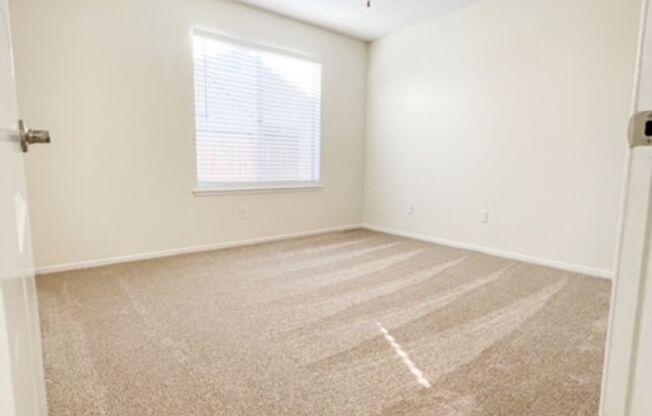 3 beds, 2 baths, 1,211 sqft, $2,090, Unit 1690-121