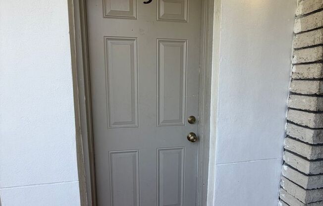 Studio - Centrally located- Walking distance to Brickell!