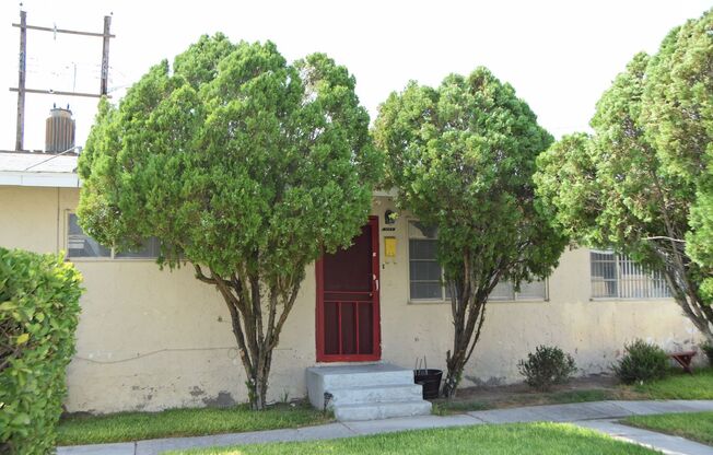 1 BEDROOM WITH GRASS COURTYARD