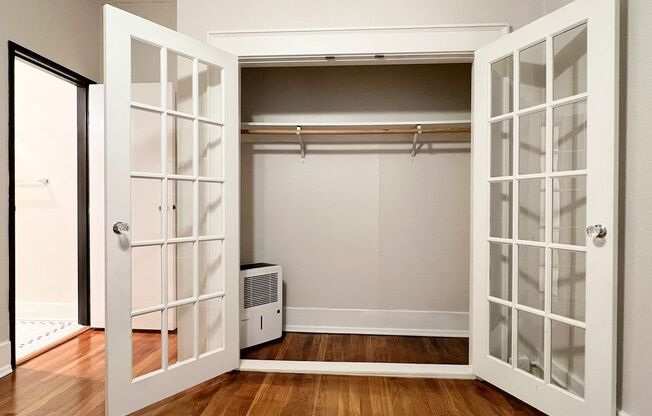 Studio, 1 bath, 300 sqft, $1,050, Unit 210