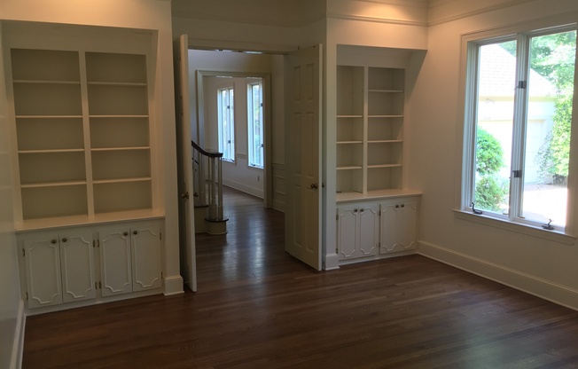 4BR/3.5ba, 4000 sq ft, located in River Oaks, guard gated community! Pets are owner approval only, fees apply.