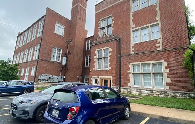 1 bed, 1 bath, 648 sqft, $1,095, Unit 1517 S. Theresa Ave. #101