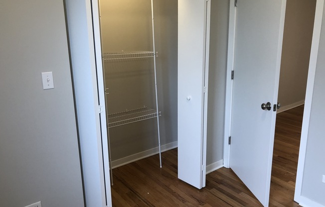 2 beds, 1 bath, $1,650, Unit 4819 -2E