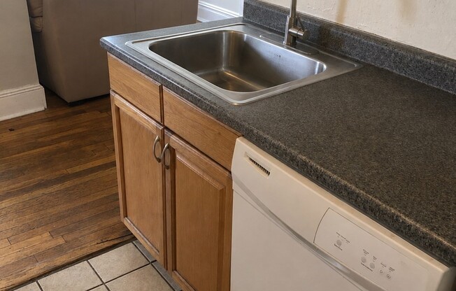 3 beds, 1 bath, 700 sqft, $2,800, Unit 2