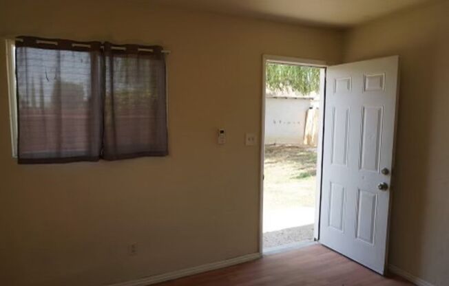 MOVE IN SPECIAL! Cute Home in Oildale with Mother in Law Suite!
