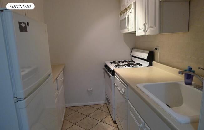 Studio, 1 bath, 649 sqft, $3,800, Unit 2L