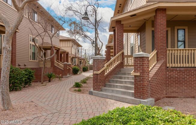 CUTE TOWNHOME AVAILABLE NOW NEAR TEMPE TOWN LAKE!!!