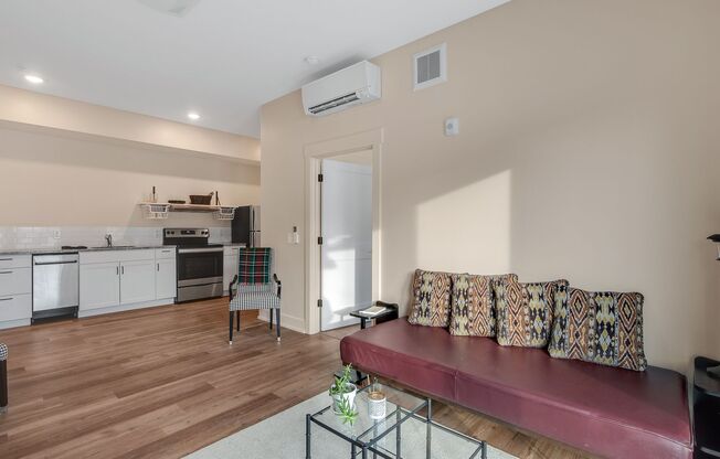 1 bed, 1 bath, 579 sqft, $1,350, Unit 13