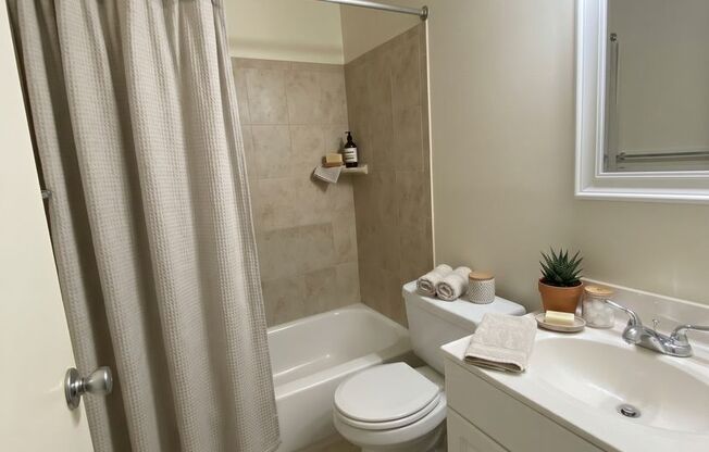 2 beds, 1 bath, 810 sqft, $1,595, Unit 00 - J- 8