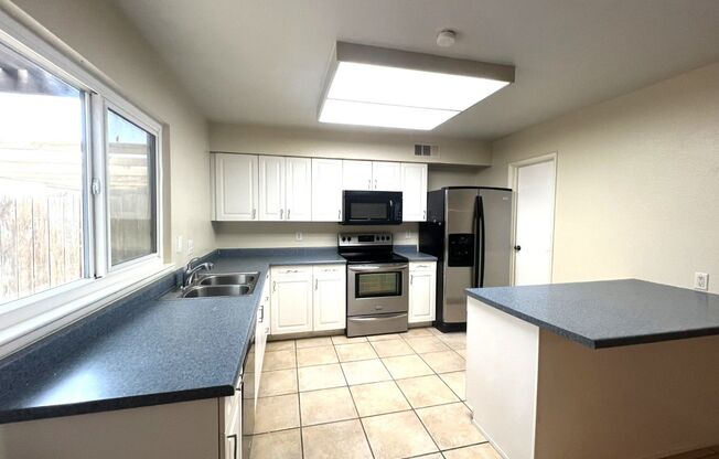 TOWNHOUSE 3 BEDROOM, 2.5 BATH