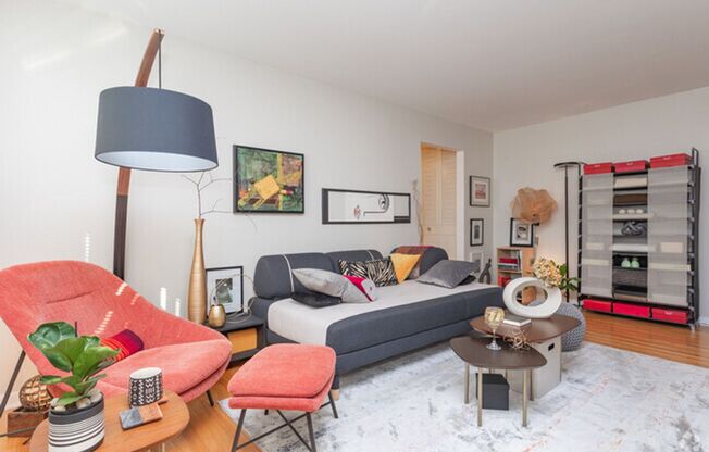 1 bed, 1 bath, $2,090, Unit 352