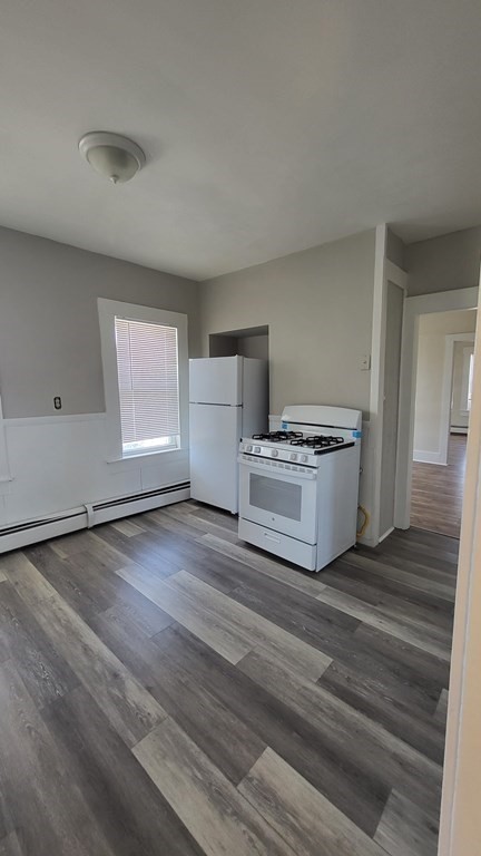 3 beds, 1 bath, $2,250, Unit 19