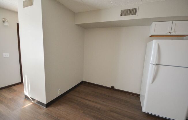 2 beds, 1 bath, 800 sqft, $950, Unit #33