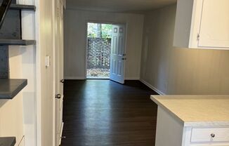 2 beds, 1.5 baths, $850, Unit 6