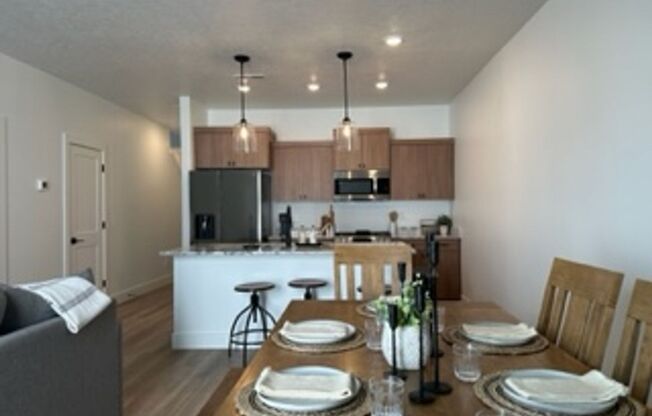 FULLY FURNISHED rental 2 bed, 2.5 bath 1 car garage with small fenced patio / Optional lease terms