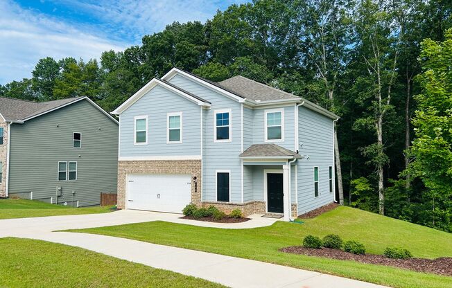 LIKE NEW! 3 bedroom, 2.5 bath home minutes from Downtown Newnan! Must see!