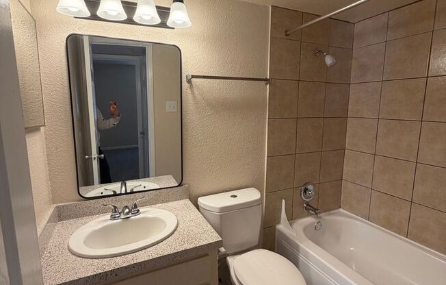 2 beds, 2 baths, 844 sqft, $1,155, Unit 216