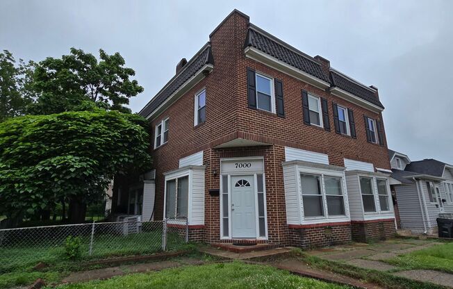 Huge 3-level 6 Bedroom - 2,500 sq/ft!
