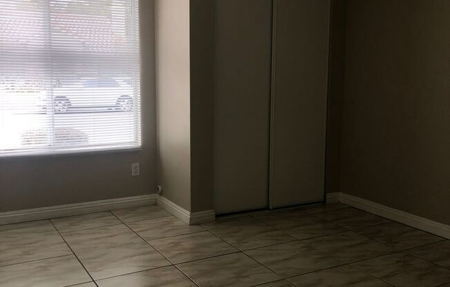 GORGEOUS SINGLE STORY HOME IN NORTH TOWN READY FOR YOU TO RENT !!