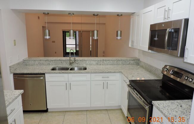 Beautiful 2 BD / 2.5 BA Townhome in Dr. Phillips!!