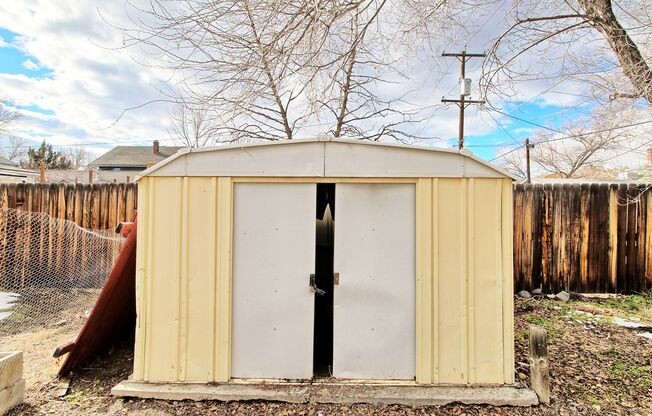 5 beds, 2 baths, $2,300