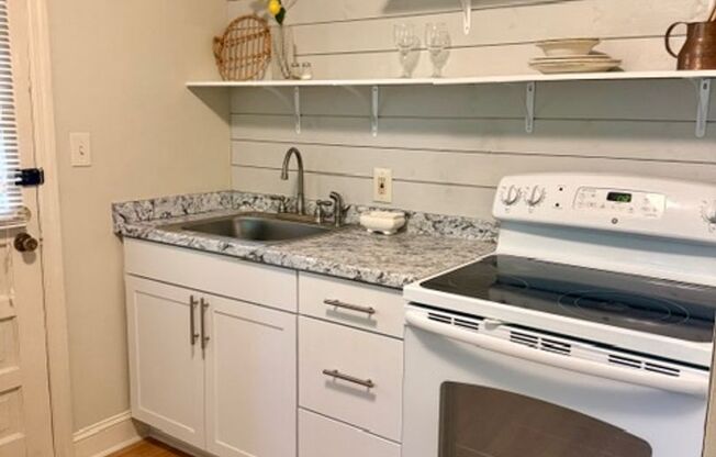 Spring Rent Special! Cozy One Bedroom Apartment in Dilworth!