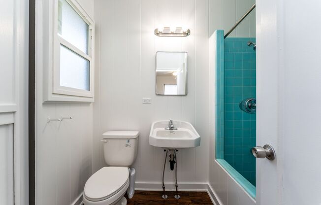 1 BED 1 BATH with 1 parking, MCCully area