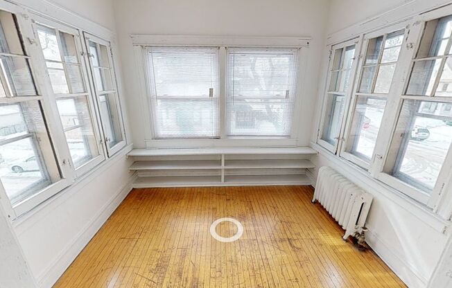 1902 E Linnwood - Huge Apartments 1 Block from UWM