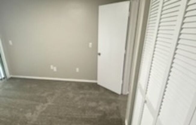 2 beds, 1 bath, 1,105 sqft, $875, Unit 2703-304