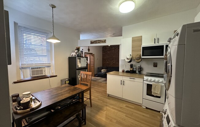1 bed, 1 bath, 750 sqft, $3,000, Unit 3R