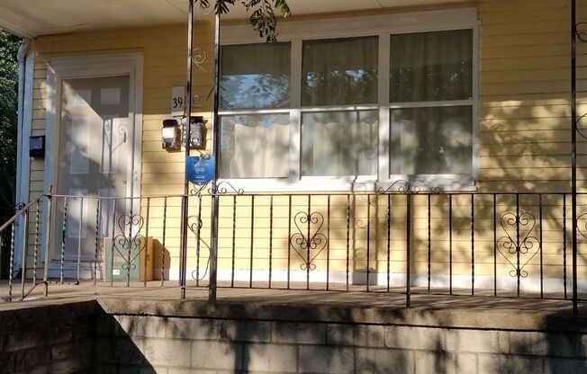 3 beds, 1 bath, $1,400, Unit 3