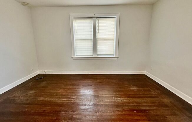 3 beds, 1 bath, $2,700, Unit Apt 3