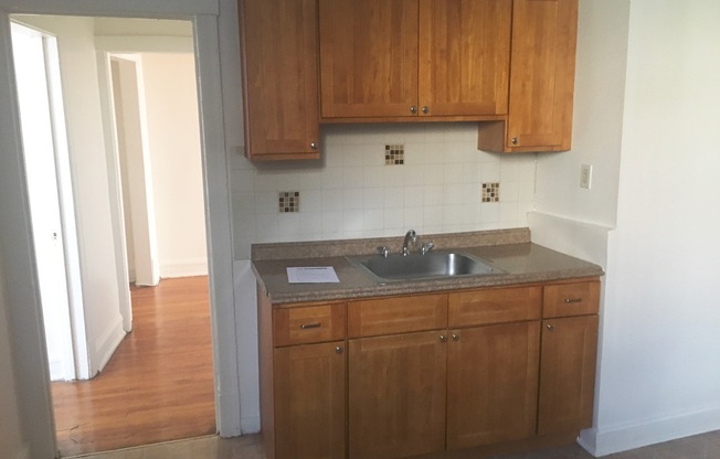 2 beds, 1 bath, 1,300 sqft, $1,050